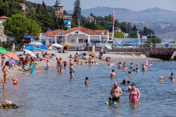 Osvježenje na plaži u Ičićima unatoč velikoj količini bakterije Escherichia coli