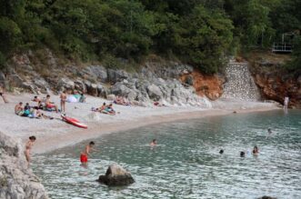 Rijeka: Rijetki kupači na plaži Nova voda Rijeka: Rijetki kupači na plaži Nova voda