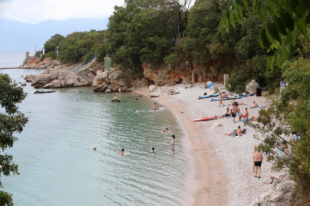 Rijeka: Rijetki kupači na plaži Nova voda Rijeka: Rijetki kupači na plaži Nova voda