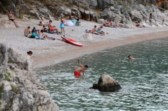Rijeka: Rijetki kupači na plaži Nova voda Rijeka: Rijetki kupači na plaži Nova voda