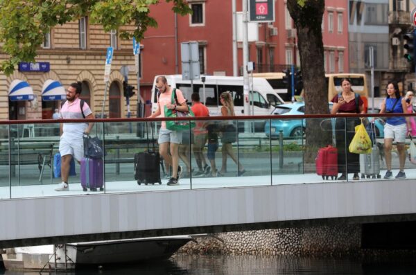 Rijeka: Turisti s koferima e?u gradom