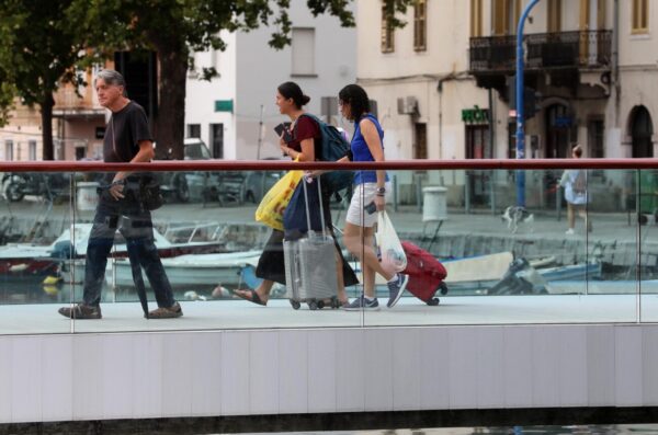Rijeka: Turisti s koferima e?u gradom