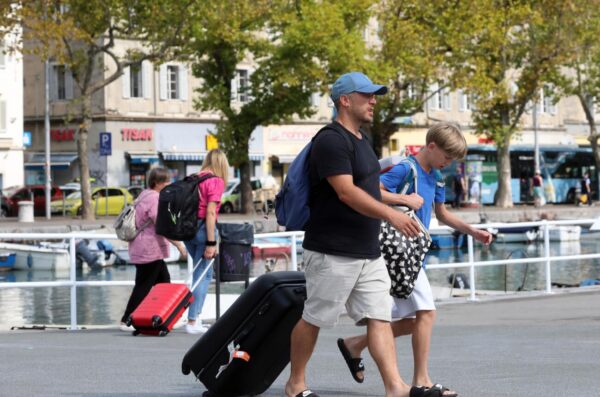 Rijeka: Turisti s koferima šeću gradom