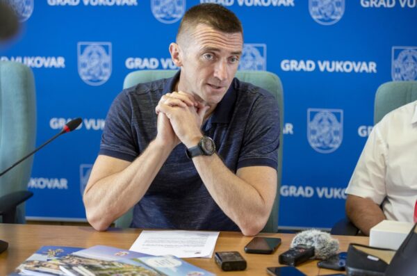 Vukovar: Ivan Penava na konferenciji za medije o besplatnom školskom materijalu za vukovarske osnovnoškolce