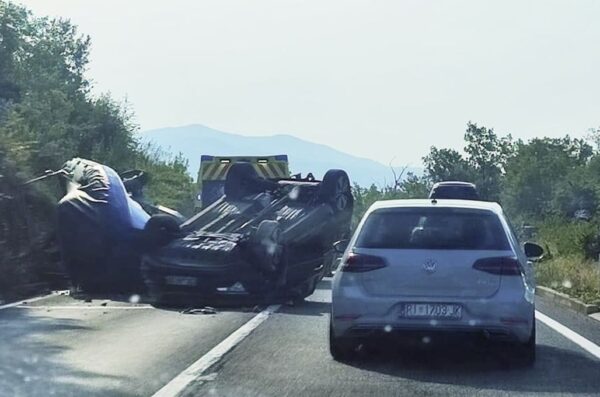 NESREĆA CRIKVENICA AUTO NA KROVU FEJS