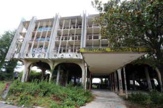 Malinska: Ruševine hotelskog naselja Haludovo Malinska: Ruševine hotelskog naselja Haludovo
