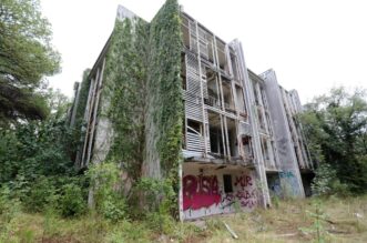 Malinska: Ruševine hotelskog naselja Haludovo Malinska: Ruševine hotelskog naselja Haludovo