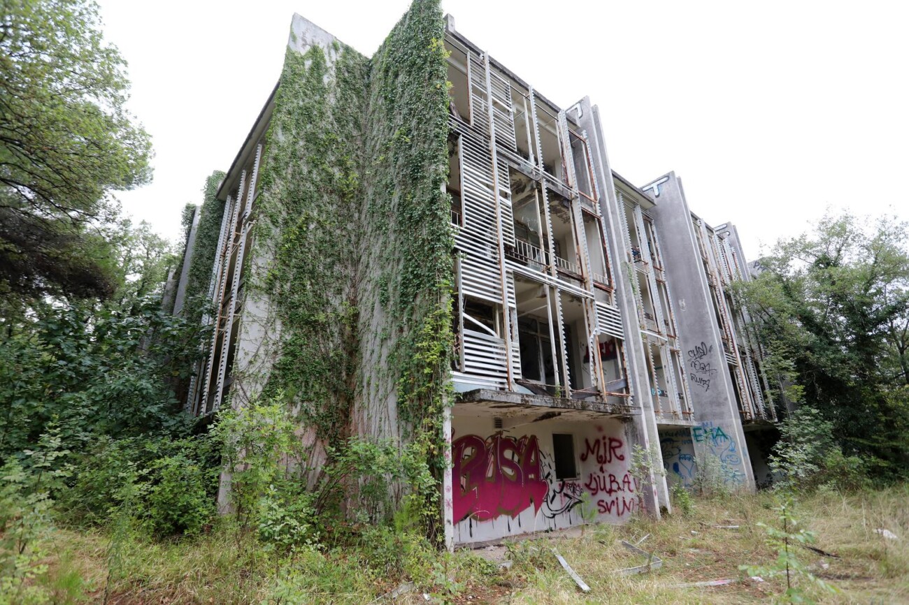 Malinska: Ruševine hotelskog naselja Haludovo Malinska: Ruševine hotelskog naselja Haludovo