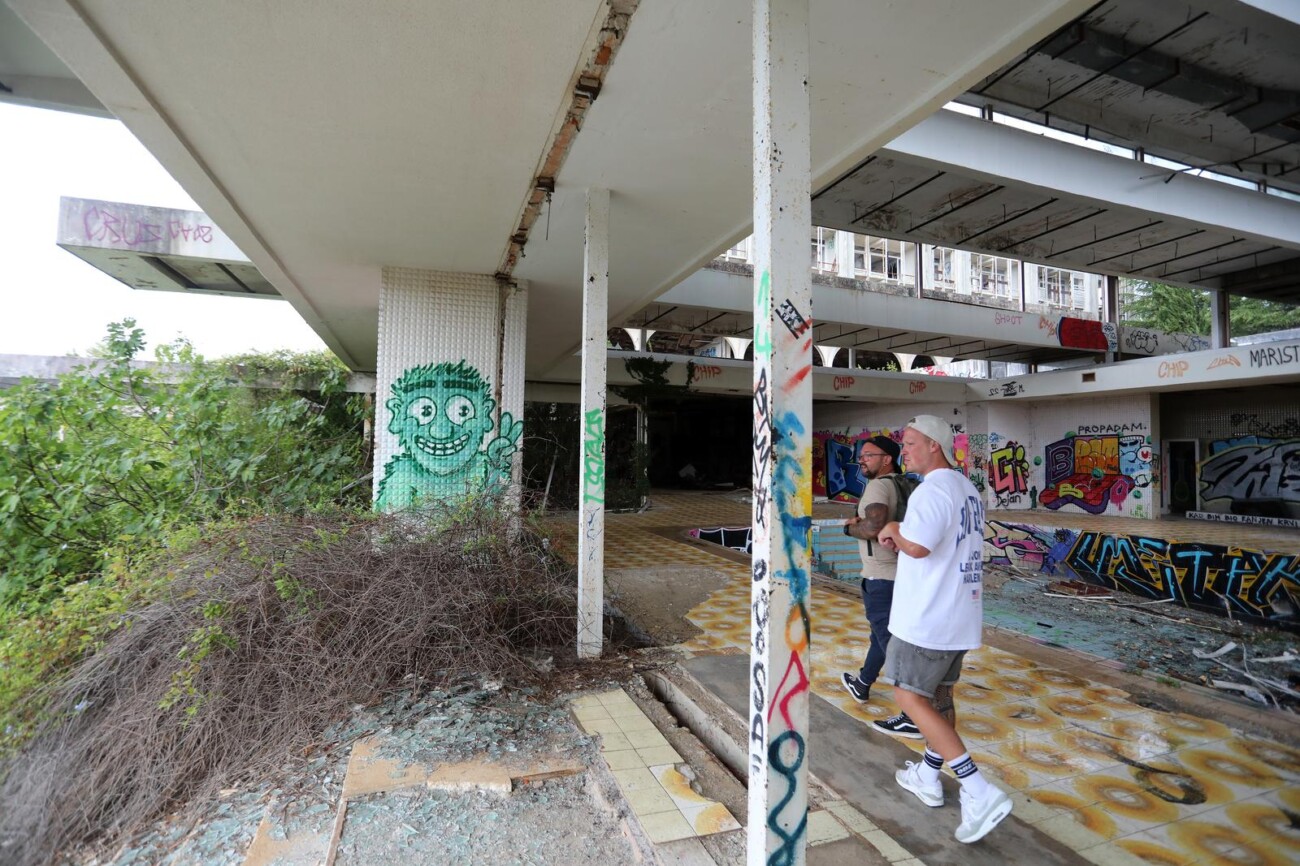 Malinska: Ruševine hotelskog naselja Haludovo Malinska: Ruševine hotelskog naselja Haludovo