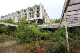 Malinska: Ruševine hotelskog naselja Haludovo Malinska: Ruševine hotelskog naselja Haludovo