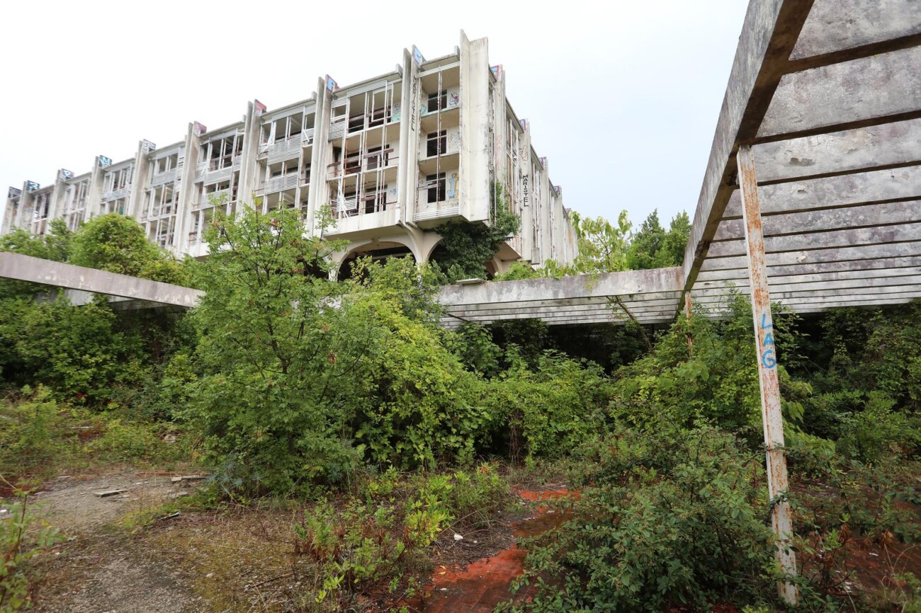Malinska: Ruševine hotelskog naselja Haludovo Malinska: Ruševine hotelskog naselja Haludovo