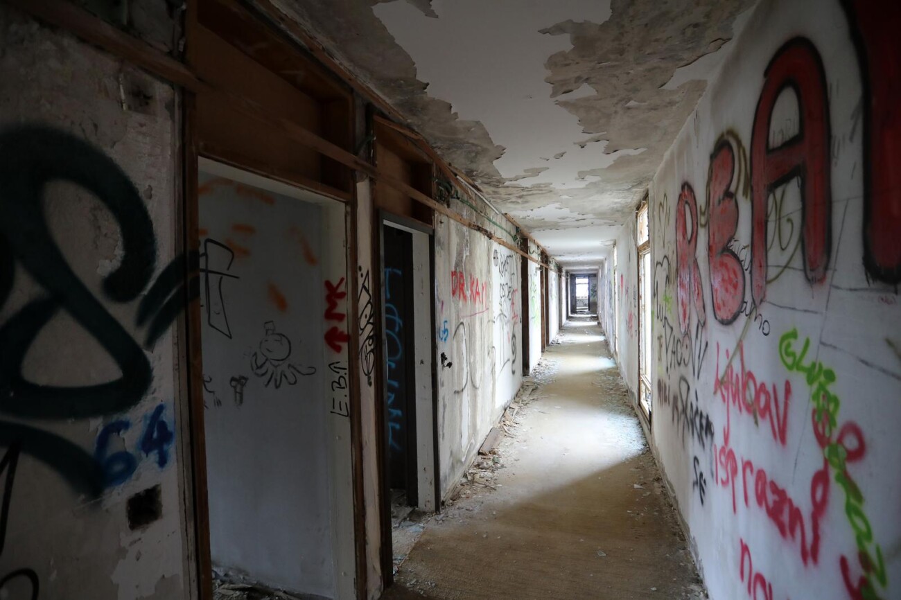 Malinska: Ruševine hotelskog naselja Haludovo Malinska: Ruševine hotelskog naselja Haludovo