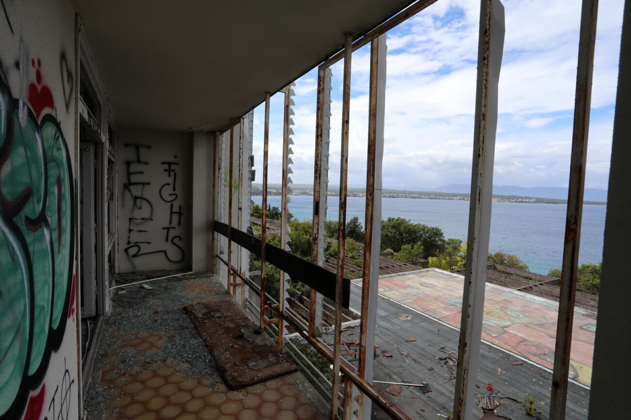Malinska: Ruševine hotelskog naselja Haludovo Malinska: Ruševine hotelskog naselja Haludovo