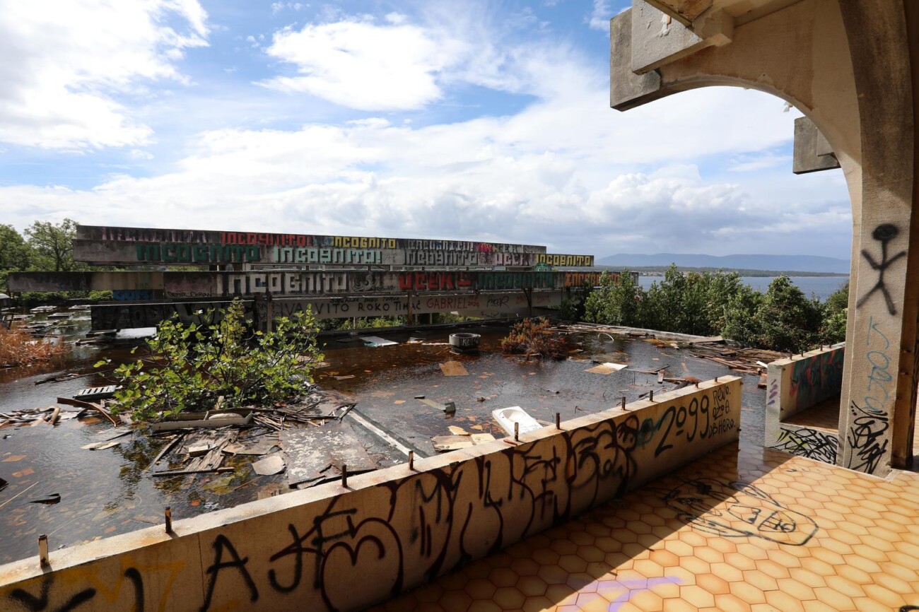 Malinska: Ruševine hotelskog naselja Haludovo Malinska: Ruševine hotelskog naselja Haludovo