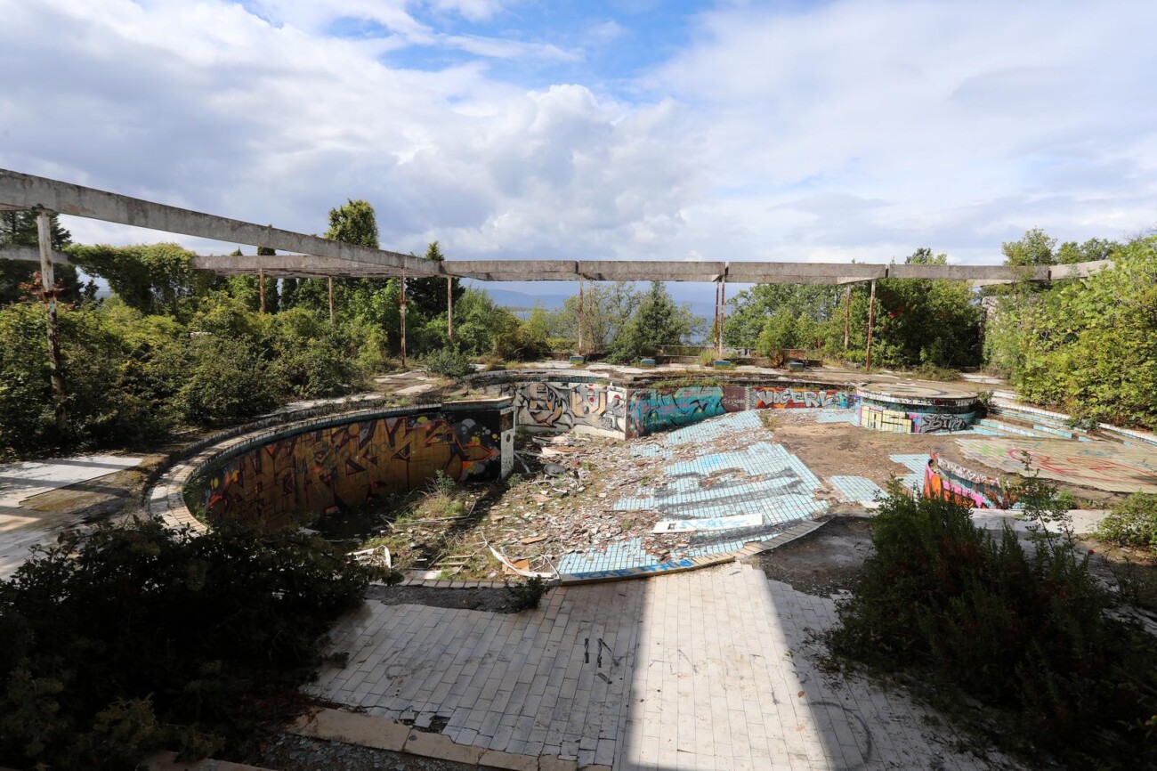 Malinska: Ruševine hotelskog naselja Haludovo Malinska: Ruševine hotelskog naselja Haludovo