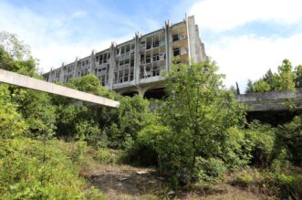 Malinska: Ruševine hotelskog naselja Haludovo Malinska: Ruševine hotelskog naselja Haludovo
