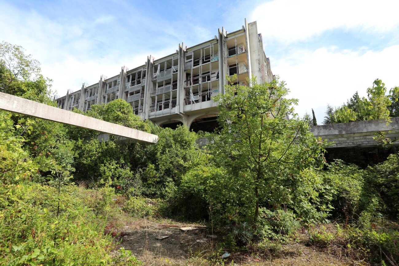 Malinska: Ruševine hotelskog naselja Haludovo Malinska: Ruševine hotelskog naselja Haludovo