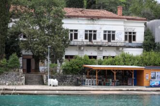 Malinska: Ruševine hotelskog naselja Haludovo Malinska: Ruševine hotelskog naselja Haludovo