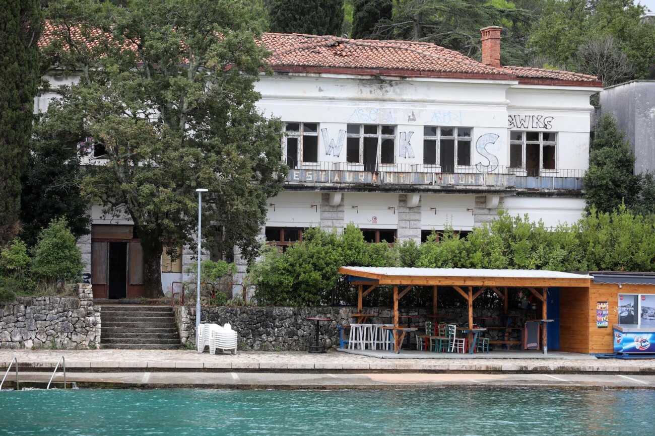 Malinska: Ruševine hotelskog naselja Haludovo Malinska: Ruševine hotelskog naselja Haludovo