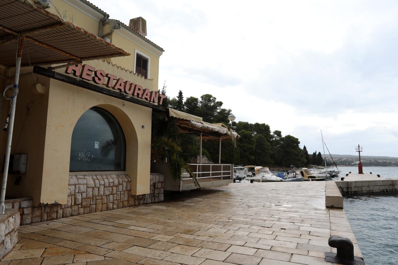 Malinska: Ruševine hotelskog naselja Haludovo Malinska: Ruševine hotelskog naselja Haludovo