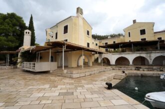 Malinska: Ruševine hotelskog naselja Haludovo Malinska: Ruševine hotelskog naselja Haludovo