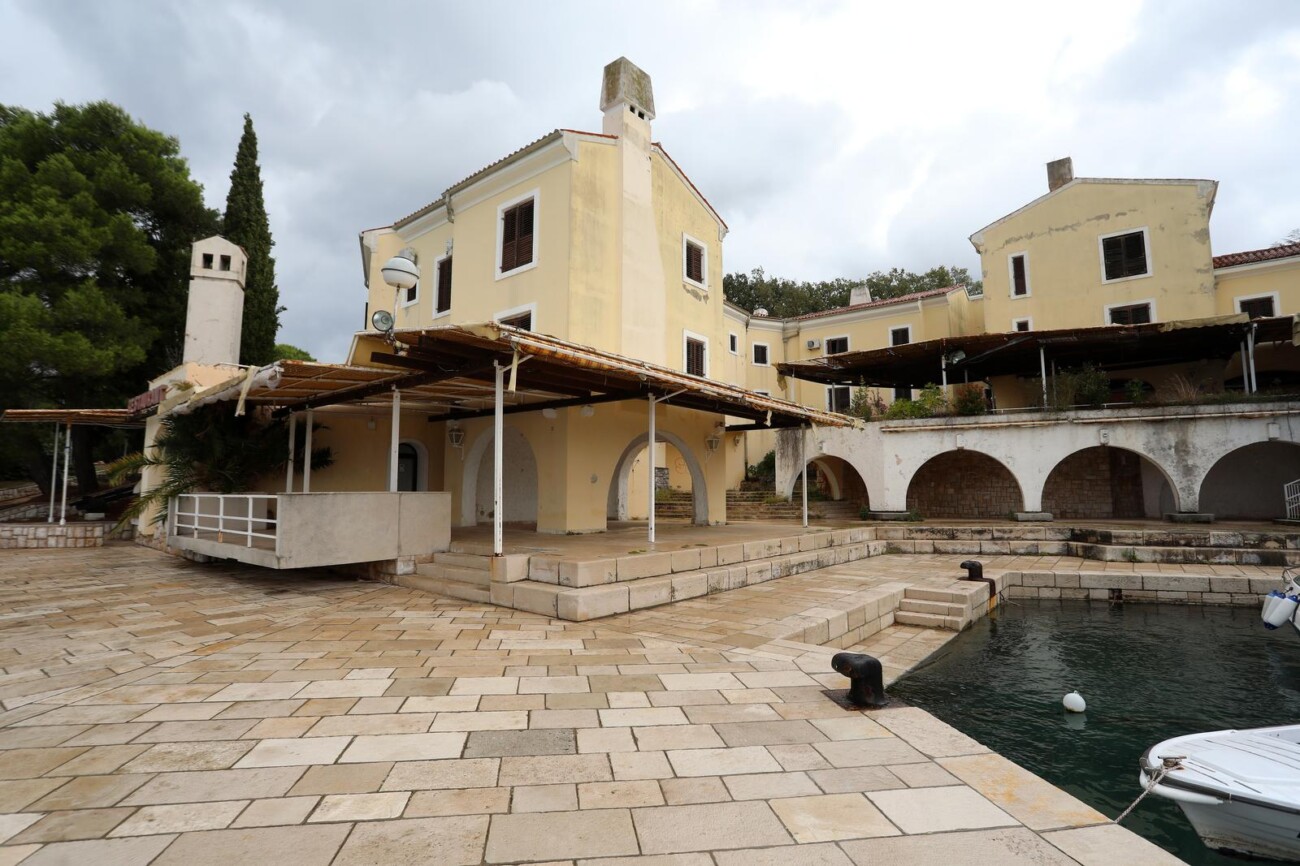 Malinska: Ruševine hotelskog naselja Haludovo Malinska: Ruševine hotelskog naselja Haludovo