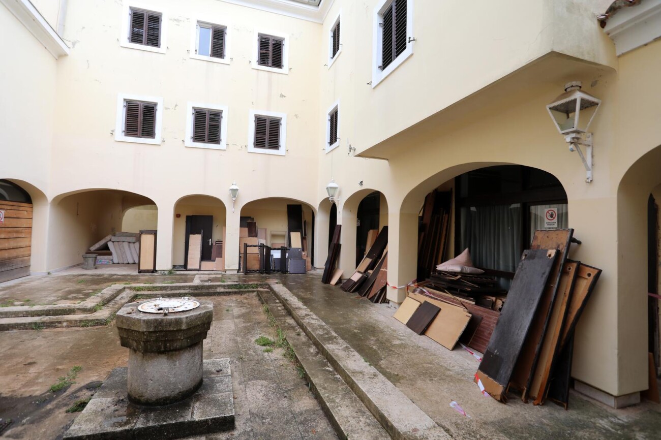 Malinska: Ruševine hotelskog naselja Haludovo Malinska: Ruševine hotelskog naselja Haludovo