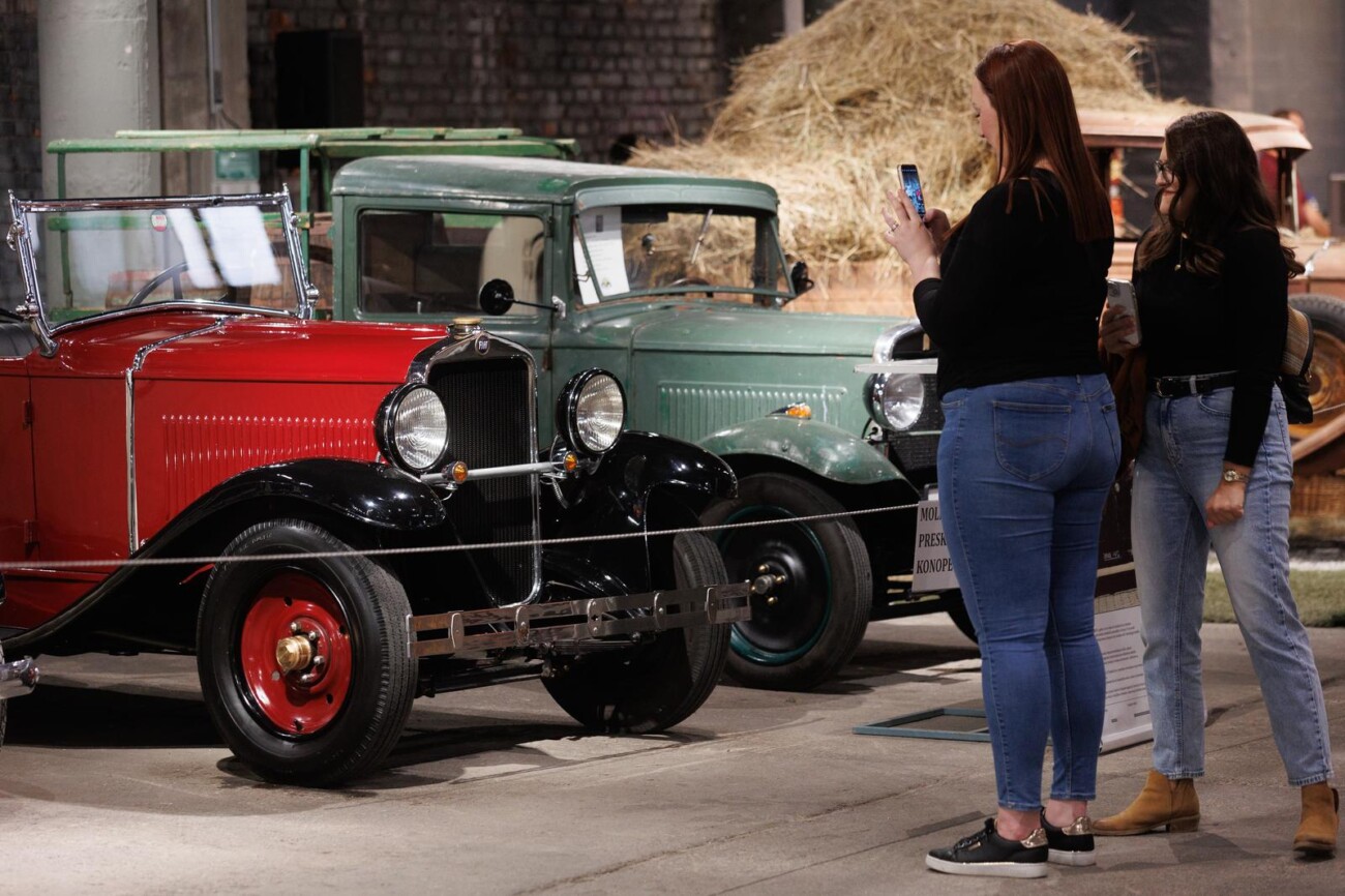 Rijeka: Izložba oldtimer automobila u Exportdrvu Rijeka: Izložba oldtimer automobila u Exportdrvu