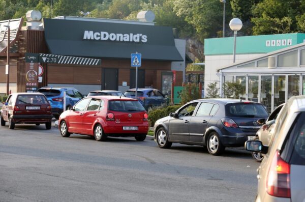 Rijeka: Dugačak red vozila za McDonald’s restoran brze hrane