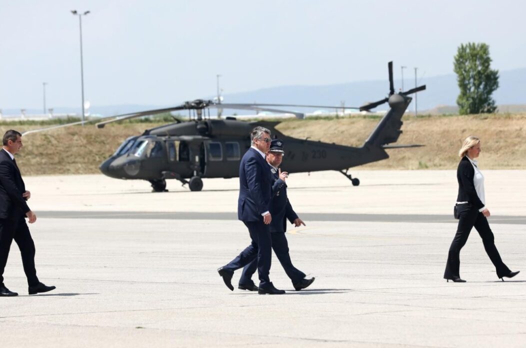 Zagreb: Preuzimanje helikoptera Black Hawk kojem su nazočili Milanović i Banožić Zagreb: Preuzimanje helikoptera Black Hawk kojem su nazočili Milanović i Banožić