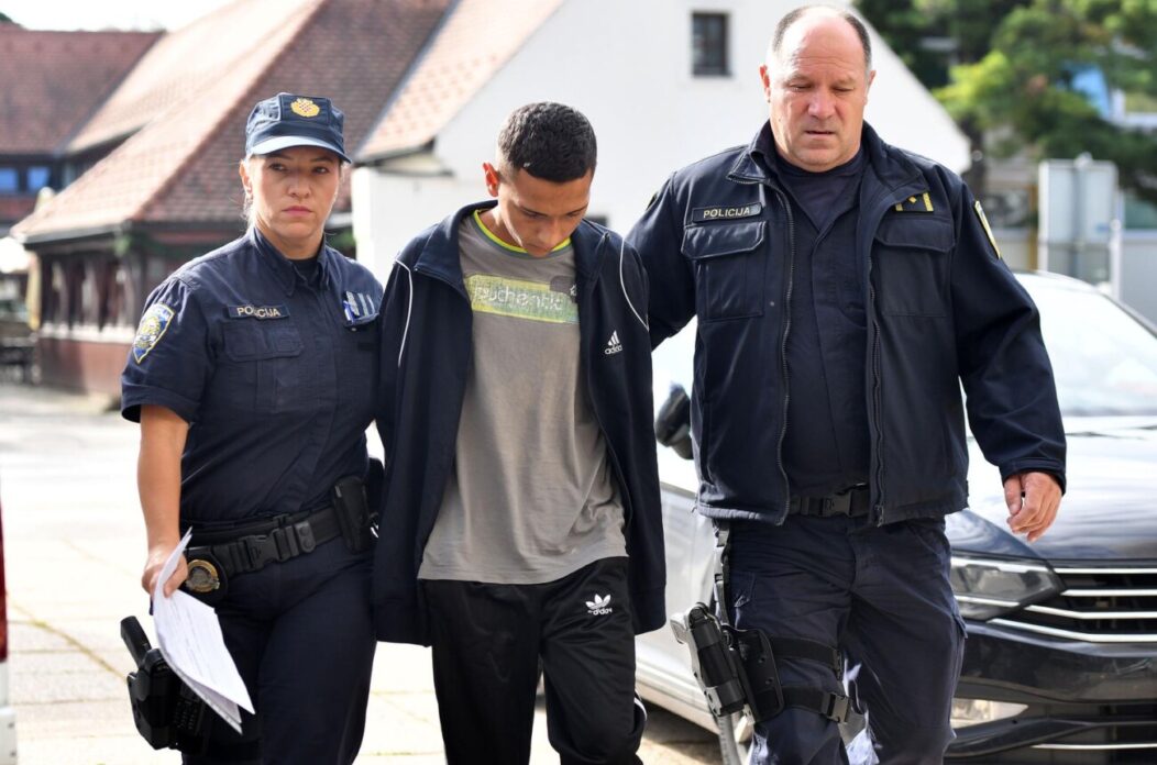 Varaždin: Policija dovela 20-godišnjaka kojeg se tereti za ubojstvo majke u Županijsko državno odvjetništvo Varaždin: Policija dovela 20-godišnjaka kojeg se tereti za ubojstvo majke u Županijsko državno odvjetništvo