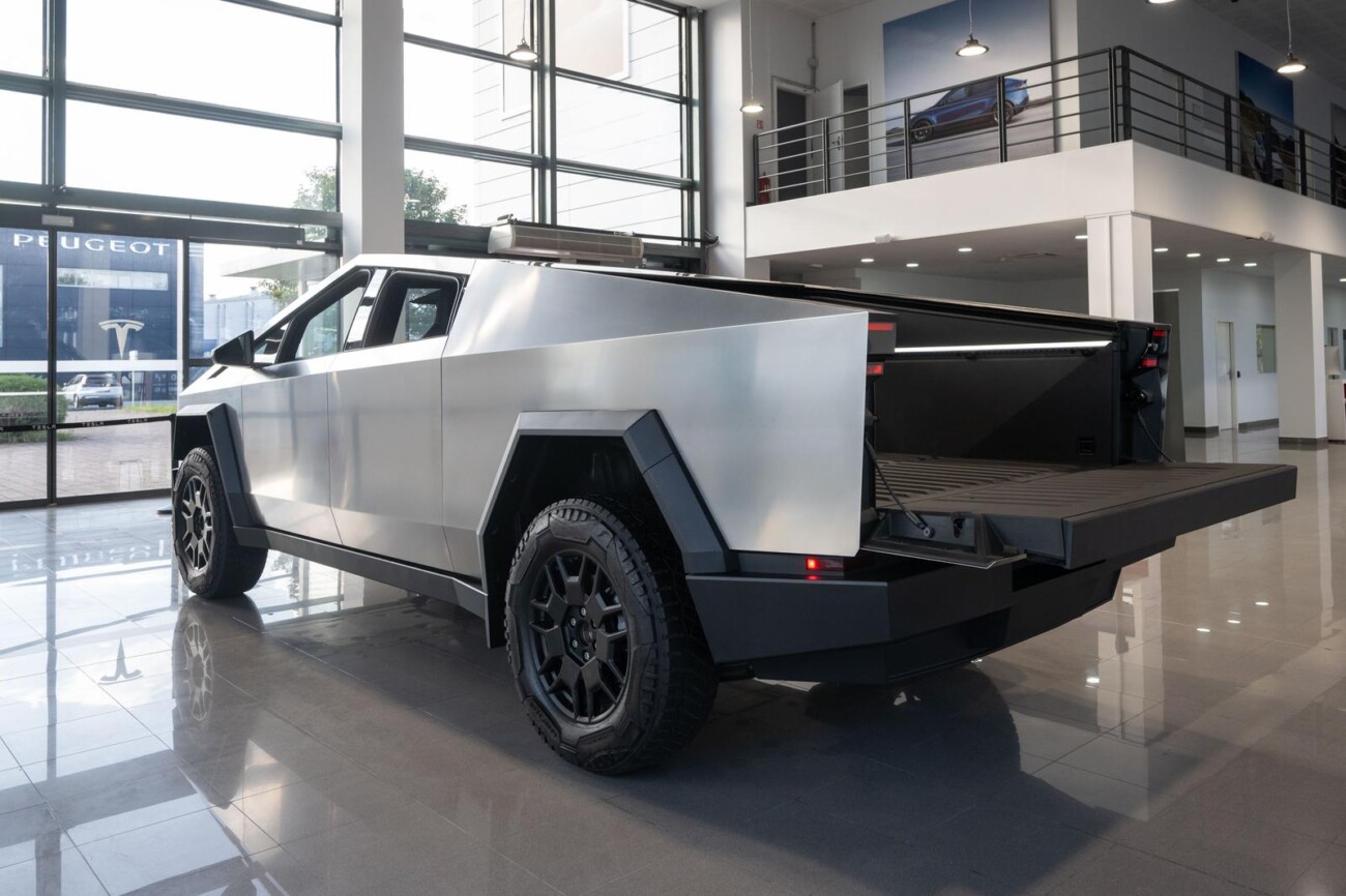 Tesla Cybertruck stigao u Hrvatsku, ali može se samo gledati Tesla Cybertruck stigao u Hrvatsku, ali može se samo gledati