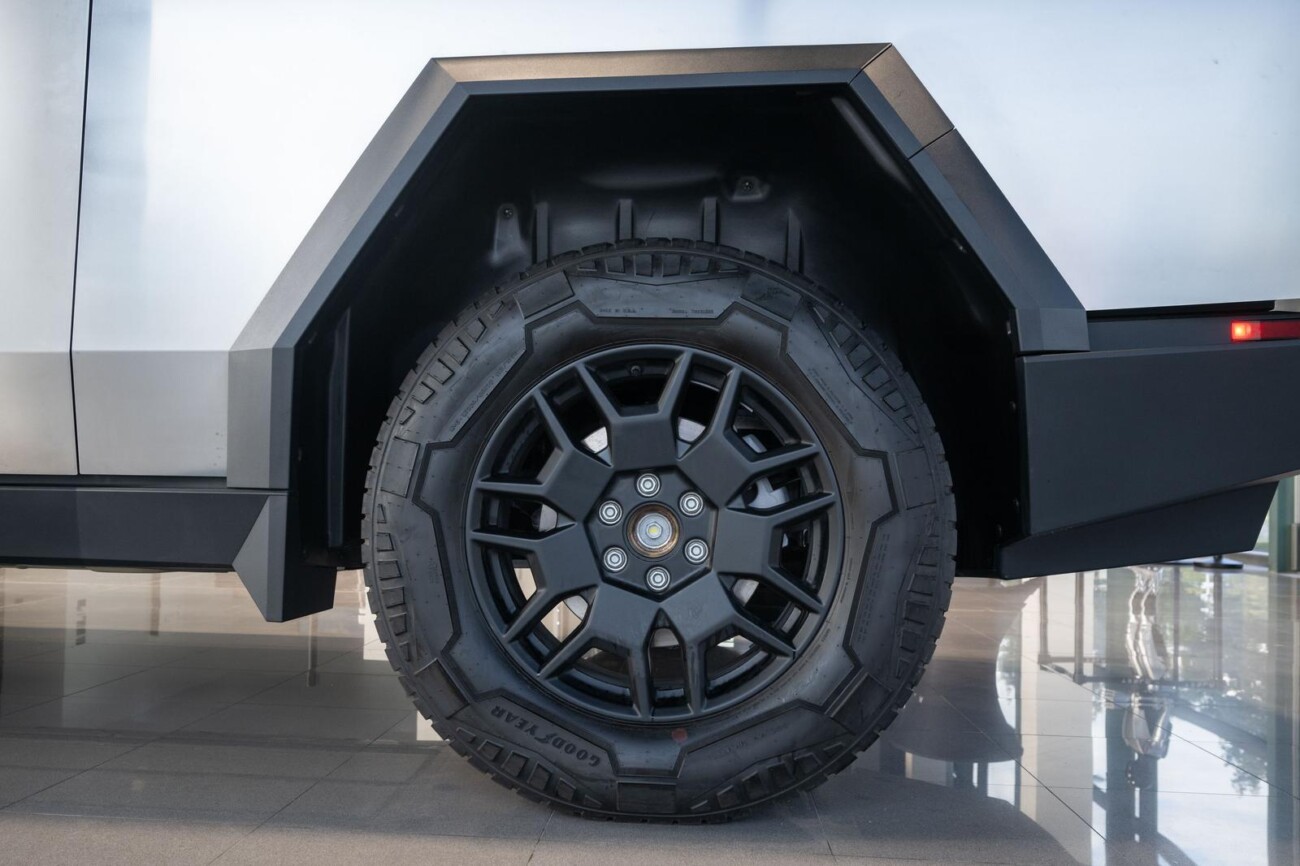 Tesla Cybertruck stigao u Hrvatsku, ali može se samo gledati Tesla Cybertruck stigao u Hrvatsku, ali može se samo gledati
