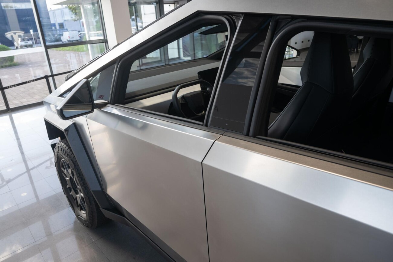 Tesla Cybertruck stigao u Hrvatsku, ali može se samo gledati Tesla Cybertruck stigao u Hrvatsku, ali može se samo gledati