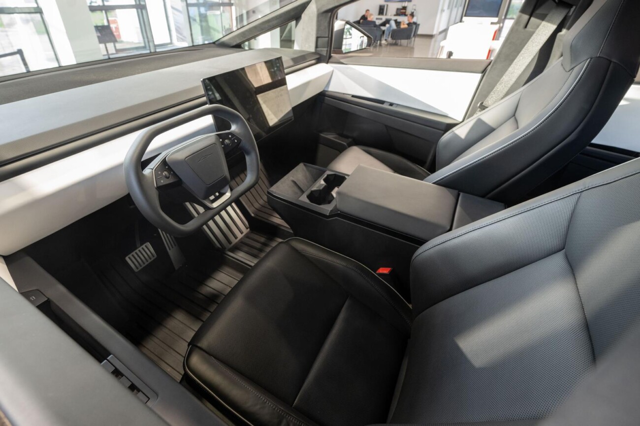 Tesla Cybertruck stigao u Hrvatsku, ali može se samo gledati Tesla Cybertruck stigao u Hrvatsku, ali može se samo gledati