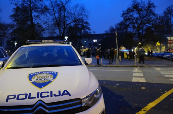 Zagreb: Bijeli tihi marš, prosvjednici se probili do Markovog trga usprkos policiji