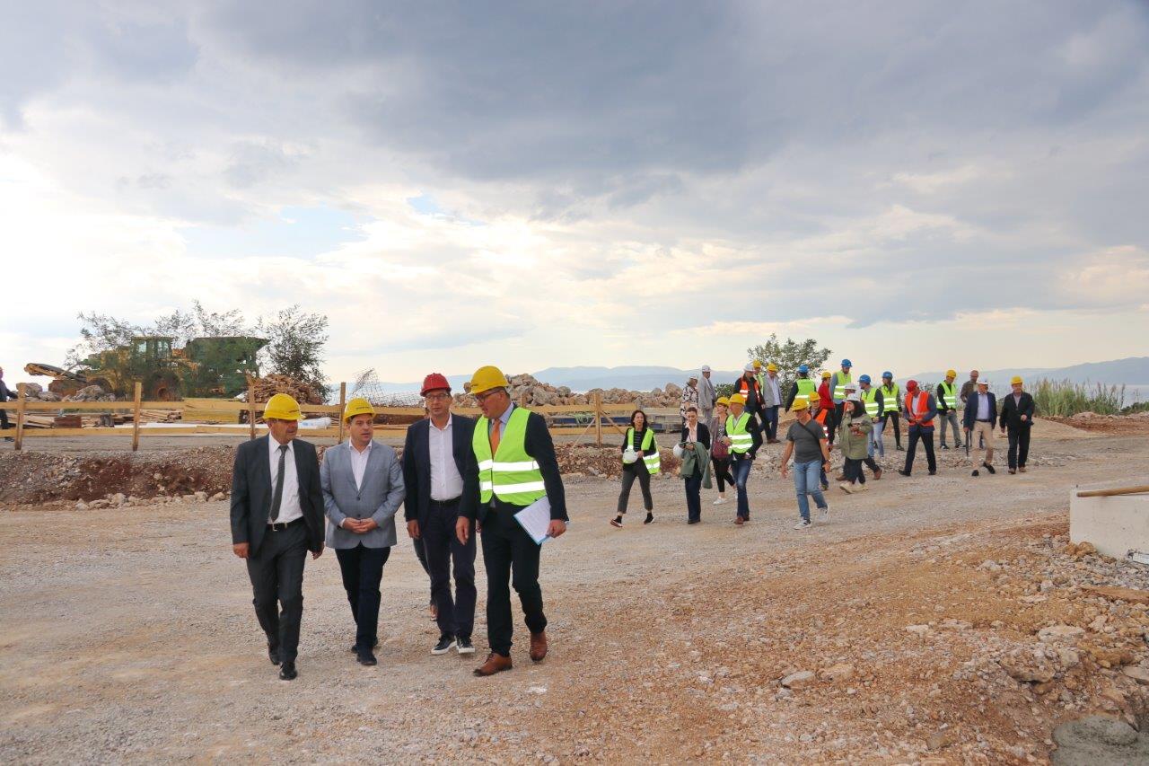 Polaganje-vremenske-kapsule-u-temelje-novog-Tehničko-servisnog-centra-Autokluba-Rijeka-na-Rujevici-17