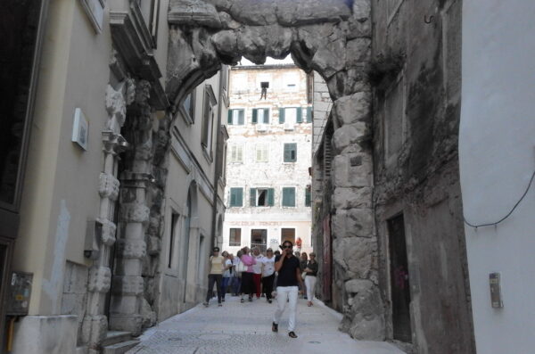 Rimski-luk-Stara-vrata-Arco-Romano