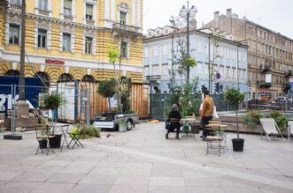 Šumarak-koji-putuje-po-lokacijama-u-centru-grada-3 Šumarak-koji-putuje-po-lokacijama-u-centru-grada-3