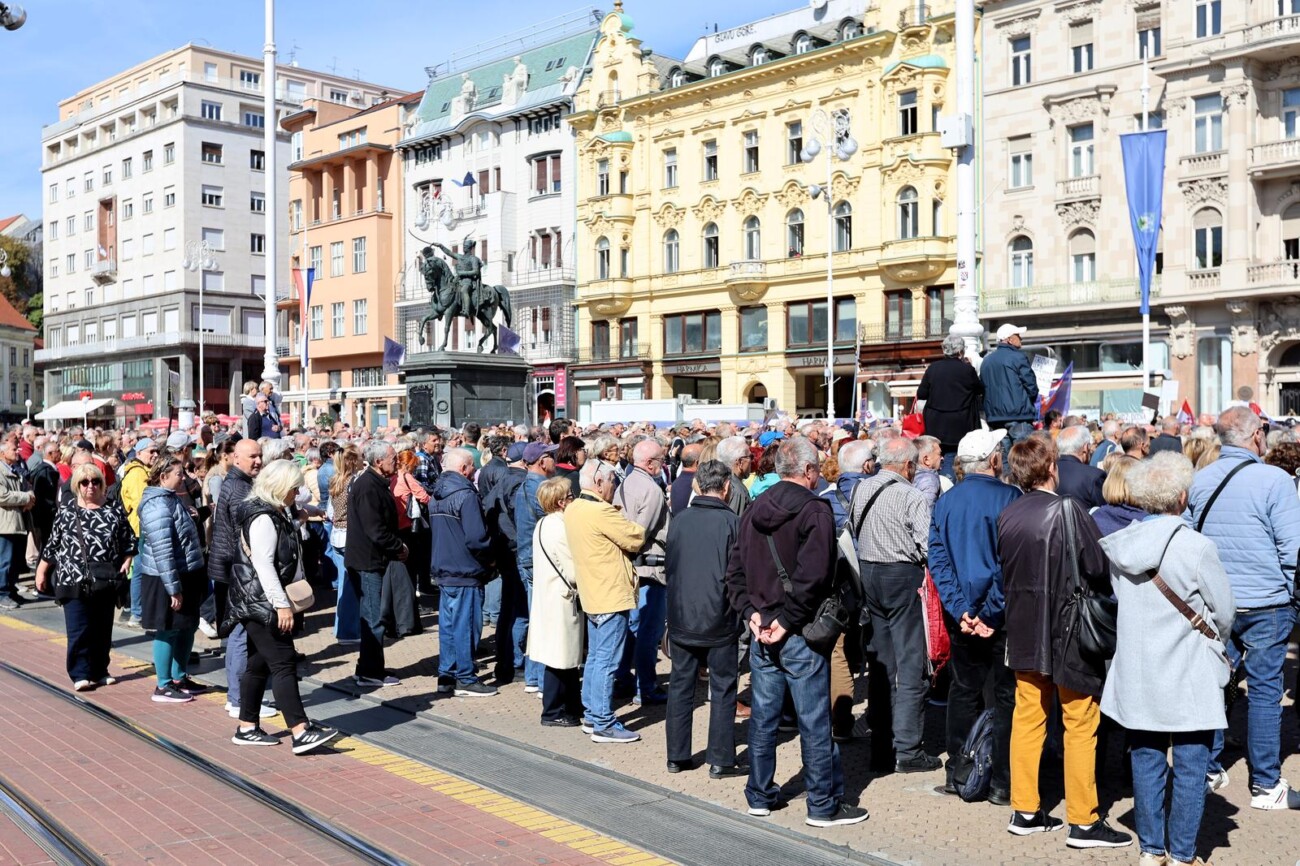 Zagreb: Prosvjed umirovljenika na Trgu bana Jelačića Zagreb: Prosvjed umirovljenika na Trgu bana Jelačića