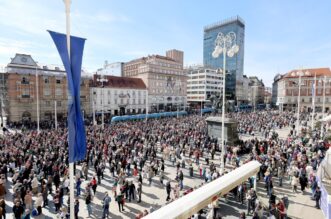 Zagreb: Na Trgu bana Jelacica prosvjedovali umirovljenici Zagreb: Na Trgu bana Jelacica prosvjedovali umirovljenici