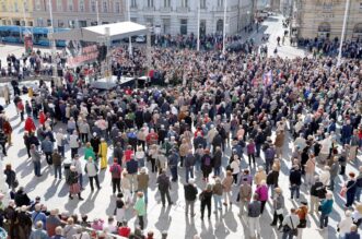 Zagreb: Na Trgu bana Jelacica prosvjedovali umirovljenici Zagreb: Na Trgu bana Jelacica prosvjedovali umirovljenici