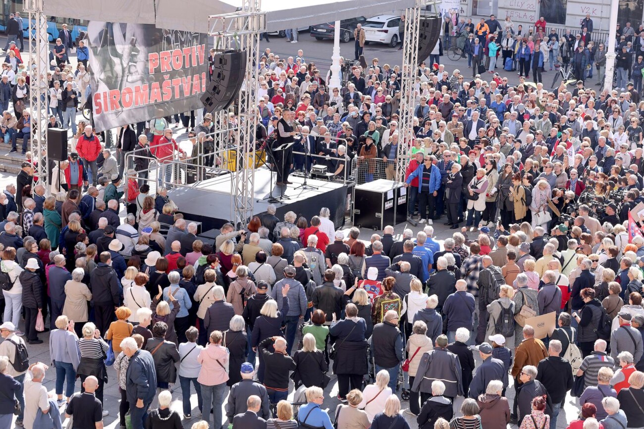 Zagreb: Na Trgu bana Jelacica prosvjedovali umirovljenici Zagreb: Na Trgu bana Jelacica prosvjedovali umirovljenici