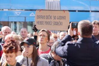 Zagreb: Na Trgu bana Jelacica prosvjedovali umirovljenici Zagreb: Na Trgu bana Jelacica prosvjedovali umirovljenici