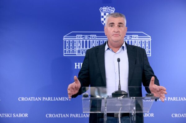 Zagreb: Miro Bulj tvrdi da je Plenković lagao oko slanja naše vojske u Ukrajinu Zagreb: Miro Bulj tvrdi da je Plenković lagao oko slanja naše vojske u Ukrajinu