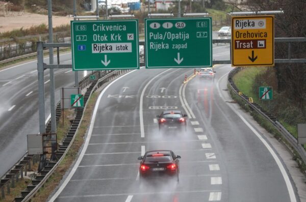 Rijeka: Otežan promet zbog mokrih i skliskih kolnika