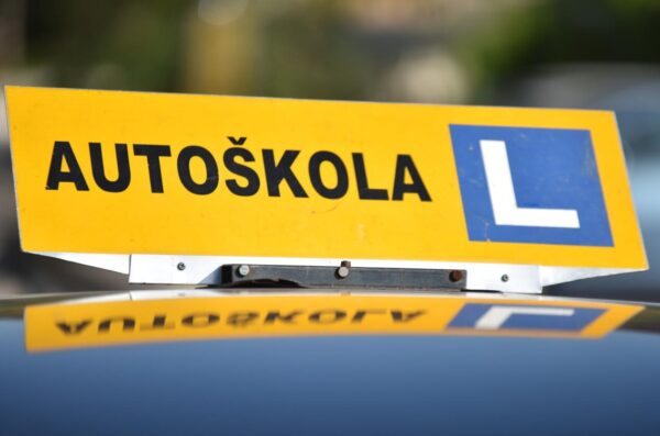 Plo?a s oznakom autokole
