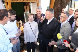 Predsjednik Republike sudjelovao je na centralnom događaju „Pozdrav Beloj nedeji“ manifestacije „Bela nedeja“ u Gradu Kastvu Predsjednik Republike sudjelovao je na centralnom događaju „Pozdrav Beloj nedeji“ manifestacije „Bela nedeja“ u Gradu Kastvu