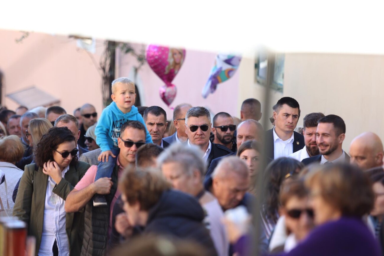Predsjednik Republike sudjelovao je na centralnom događaju „Pozdrav Beloj nedeji“ manifestacije „Bela nedeja“ u Gradu Kastvu Predsjednik Republike sudjelovao je na centralnom događaju „Pozdrav Beloj nedeji“ manifestacije „Bela nedeja“ u Gradu Kastvu