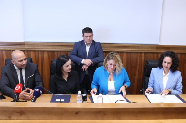 Crikvenica: Ministrica Marija Vučković i ministar Oleg Butković sudjelovali su na dodjeli ugovora za sanaciju i zatvaranje odlagalište otpada “Kalvarija”